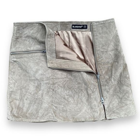 BLANK NYC Suede Leather Zipper Mini Skirt in Shroom | Size 30 - Picture 3 of 10
